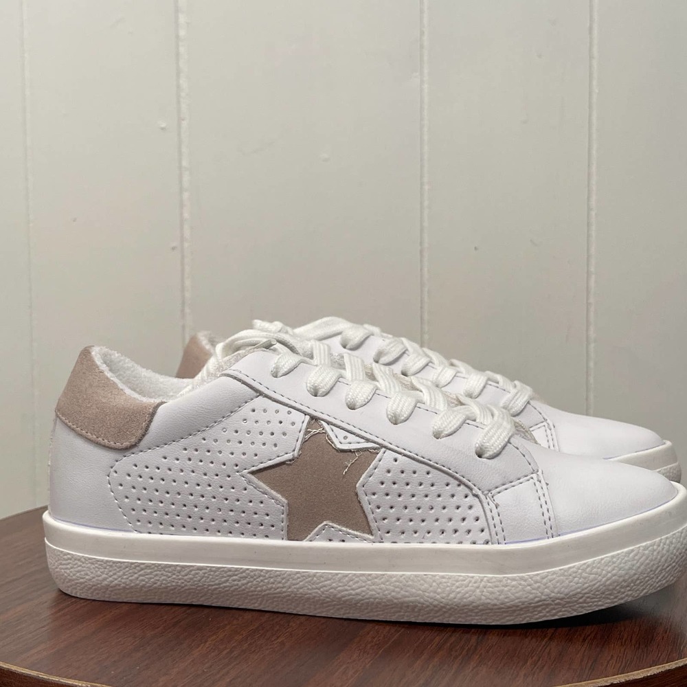 Steve Madden Womens Starling Sneaker 5.5 White Lace Up Rubber Sole Perforated
